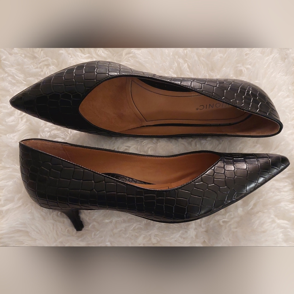 Vionic Sz. 10 Women's Black Crocodile Pattern Shoes - Picture 8 of 10